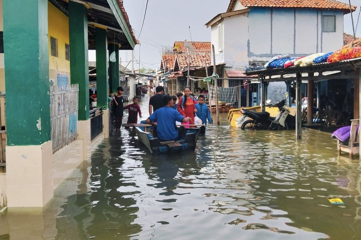 Kondisi banjir rob yang melanda wilayah pesisir Eretan Kecamatan Kandanghaur, Kabupaten Indramayu, Jawa Barat, Kamis (4/12/2025)
