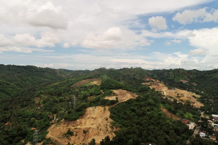 Penampakan jarak jauh bukit Lenser dan bukit Mong yang diduga sebagai urukan sirkuit MotoGP Mandalika