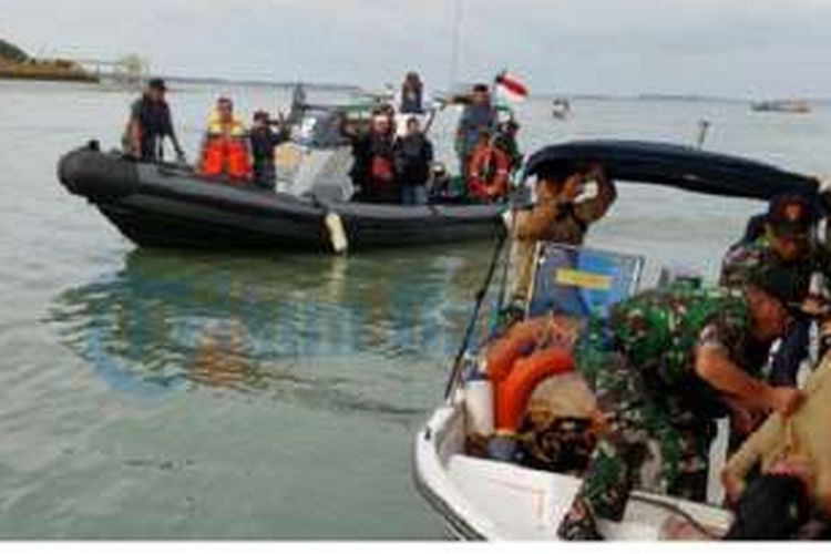 Satu dari korban hilang yang ditemukan Senin (22/8/2016) disaksikan Gubernur Kepri Nurdin Basirun dari atas kapal. 