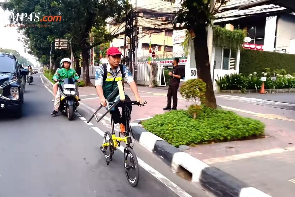 Achmad Budi Santoso, ASN disabilitas di Kementerian Koordinator bidang Perekonomian, saat wawancara khusus dengan Kompas.com, Agustus 2023.