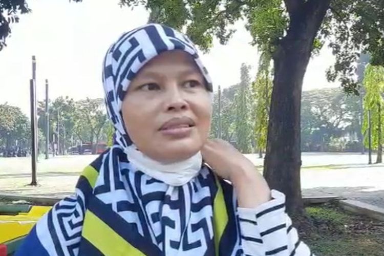 Sulastri (42) warga Palmerah, Jakarta Pusat, tertinggal bus mudik gratis Polda Metro Jaya, Senin (25/4/2022).