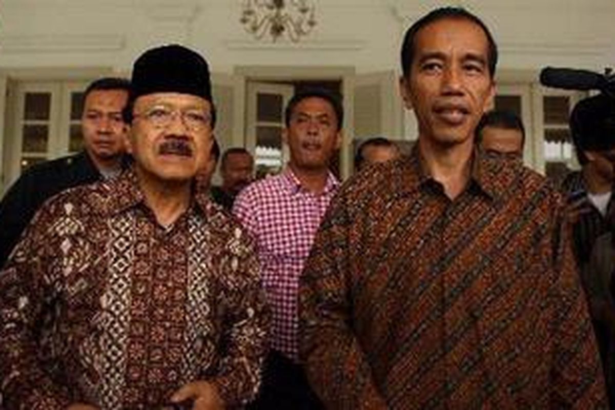 Gubernur DKI Jakarta Fauzi Bowo bersama gubernur terpilih Joko Widodo atau Jokowi, seusai acara ramah tamah di Gedung Balai Kota, Jakarta, Jumat (5/10/2012). Dalam acara ini Fauzi Bowo memperkenalkan Jokowi beserta Basuki Tjahaja Purnama kepada pejabat di Pemerintah Provinsi DKI Jakarta serta sempat memperlihatkan ruang kerja gubernur kepada Jokowi. 