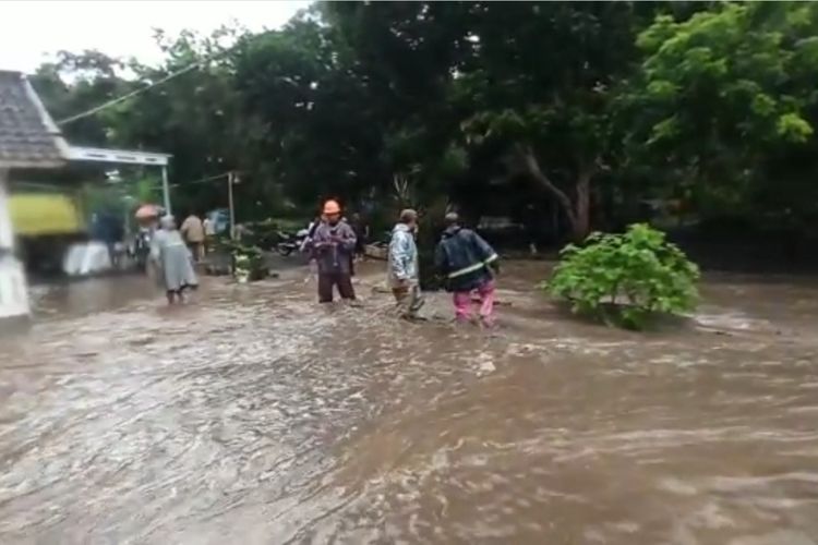 Banjir Tempursari genangi rumah warga di dua RT, Senin (17/10/2022).