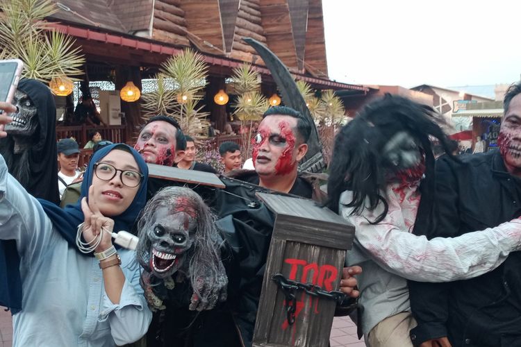 Ratusan orang berpenampilan seperti zombi berkumpul di Dino Park, Jawa Timur Park 3, Kota Batu.