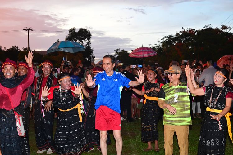 Momen Presiden Joko Widodo menari bersama warga usai bermain bola saat melakukan kunjungan kerja ke Provinsi Nusa Tenggara Timur (NTT) pada Senin (4/12/2023). 
