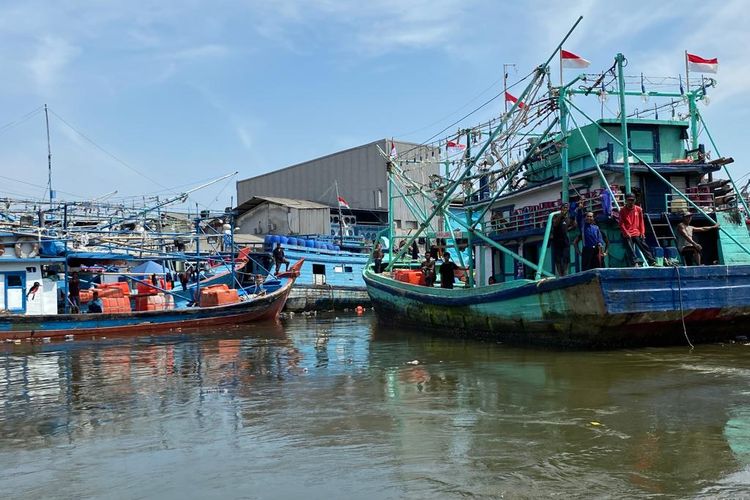 Kapal nelayan di Pelabuhan Muara Angke, Kelurahan Pluit, Kecamatan Penjaringan, Jakarta Utara sedang bersandar untuk bongkar muatan. 