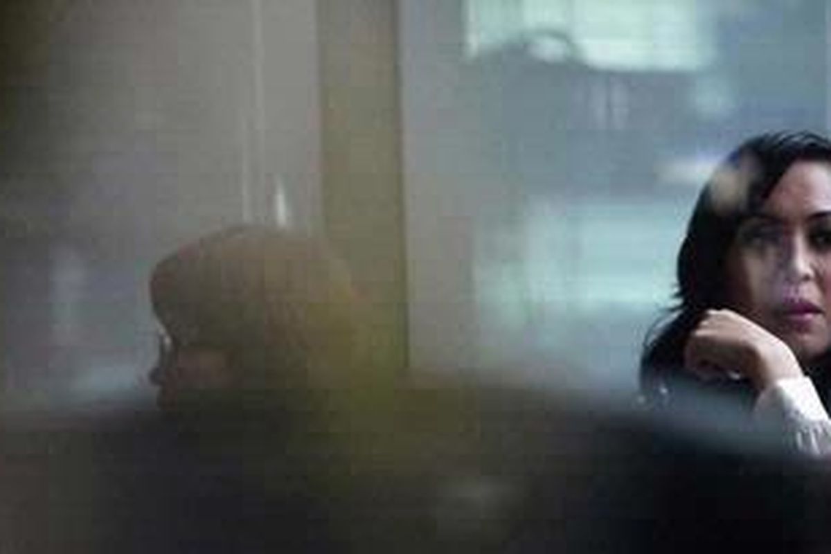 Anggota Badan Angaran DPR dari Partai Demokrat, Angelina Sondakh, menunggu proses pemeriksaan di Gedung Komisi Pemberanatasan Korupsi, Jakarta, Jumat (21/10/2011). Ia kembali diperiksa sebagai saksi dugaan korupsi dalam proyek pembangunan wisma atlet SEA Games di Palembang yang dilakukan Muhammad Nazaruddin. 