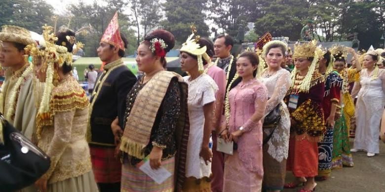 Tercatat 5.115 pasangan pengantin dengan ragam latar belakang hadir untuk menggelar resepsi pada acara Pernikahan Massal yang diselenggarkan oleh Keluarga Sejahtera Kerukunan Bangsa di Istora Senayan, Jakarta Pusat. 