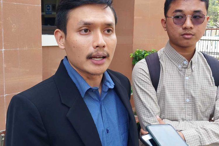 Kuasa hukum PT Jujur Kinaryo Prajo, Kunto Wisnu Aji saat menemui wartawan di Pengadilan Negeri (PN) Sleman, Rabu (24/04/2024).