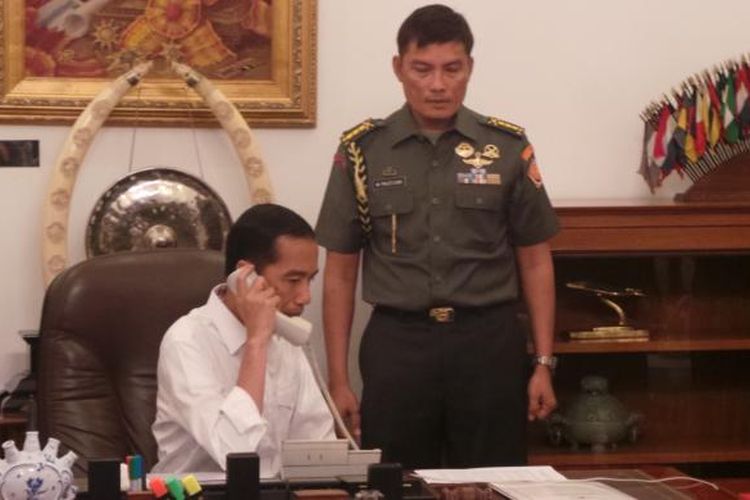 Presiden Joko Widodo berkomunikasi melalui sambungan telepon dengan Presiden Republik Rakyat Tiongkok Xi Jin Ping, Jumat (24/10/2014) pagi.