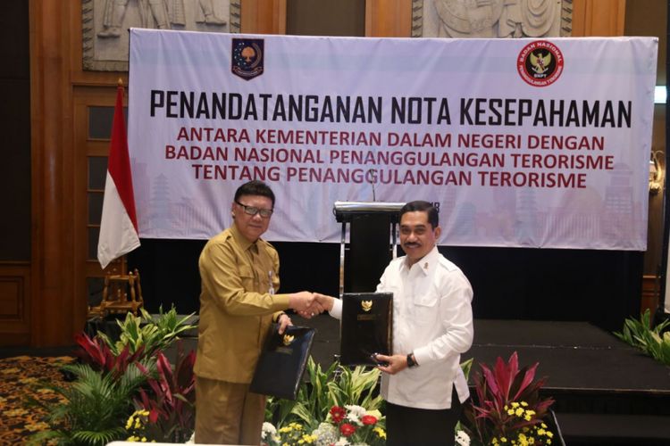 Kepala Badan Nasional Penanggulangan Terorisme (BNPT) Komjen Pol Suhardi Alius (kanan) bersama Menteri Dalam Negeri RI Tjahjo Kumolo (kiri) menandatangani nota kesepahaman atau Memorandum of Understanding  (MoU) penggunaan data kependudukan antara BNPT dengan Kementerian Dalam Negeri di Hotel Aryaduta, Jakarta, Senin (12/3/2018). 