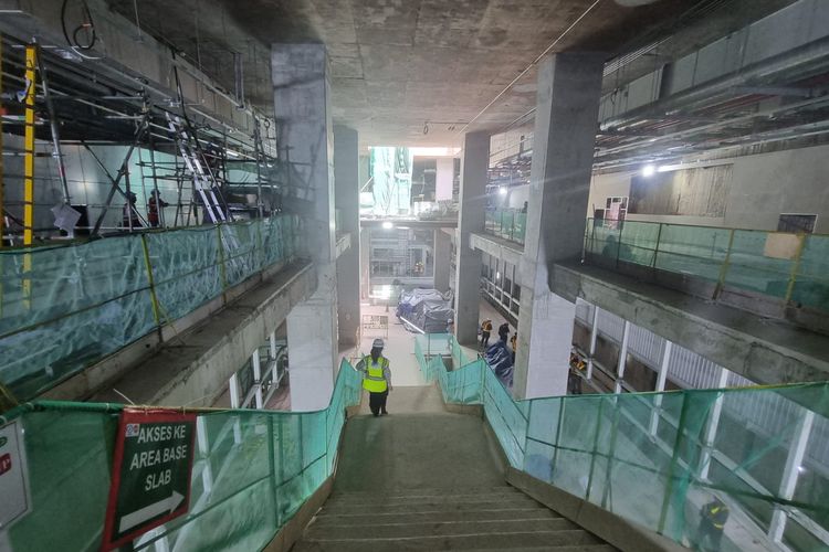 Progres pembangunan Stasiun Monas MRT Jakarta pada Kamis (25/1/2024). Saat ini pembangunan Stasiun Monas telah masuk ke tahap pekerjaan box jacking. Adapun pengerjaan ini termasuk dalam pembangunan MRT Jakarta fase 2A CP 201 (Stasiun Thamrin dan Monas).