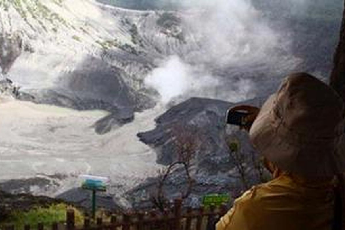 Turis domestik asyik mengabadikan Kawah Ratu di Gunung Tangkuban Perahu, Lembang, Jawa Barat. 