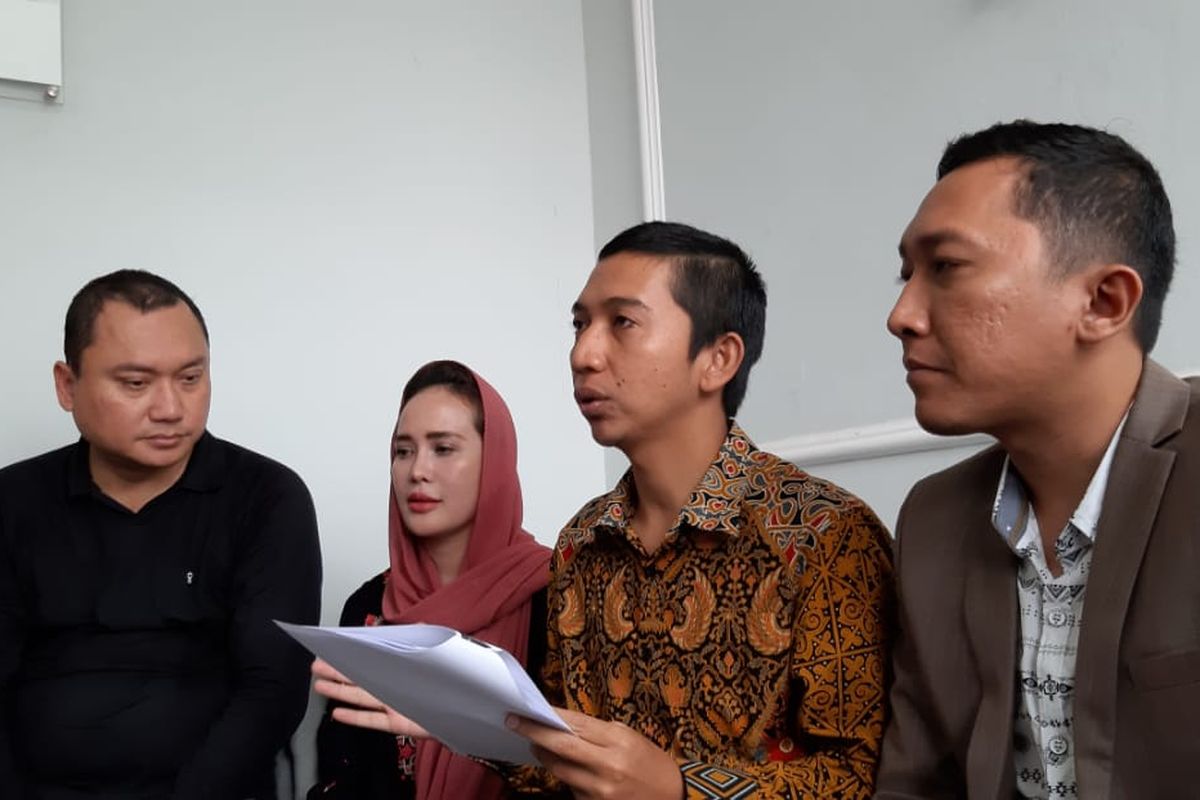 Martin Pratiwi memberikan keterangan pers terkait kasus mengingkari kerja sama di kawasan Kemang Selatan, Jakarta Selatan, Jumat (25/10/2019).