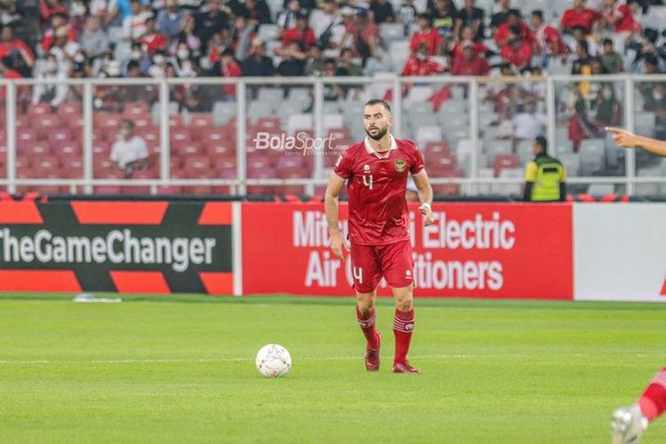 Aksi bek timnas Indonesia, Jordi Amat, pada laga Grup A Piala AFF 2022 kontra Kamboja yang dihelat di Stadion Utama Gelora Bung Karno (SUGBK), DKI Jakarta, Jmuat (26/12/2022). Terkini, Jordi Amat akan membela timnas Indonesia dalam laga tandang melawan Vietnam di semifinal Piala AFF 2022. Laga Vietnam vs Indonesia di leg kedua semifinal Piala AFF 2022 digelar di Stadion My Dinh pada Senin (9/1/2023)