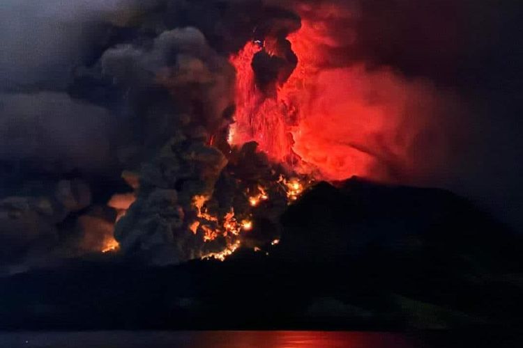 Pengamatan visual Gunung Ruang terjadi erupsi pada Rabu (17/4/2024) pukul 20.15 Wita.