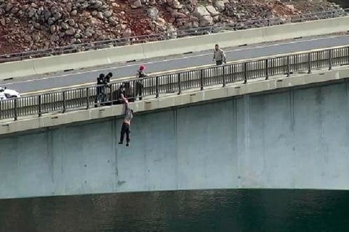 Momen Menegangkan, Polisi Selamatkan Pria yang Hendak Lompat dari Jembatan
