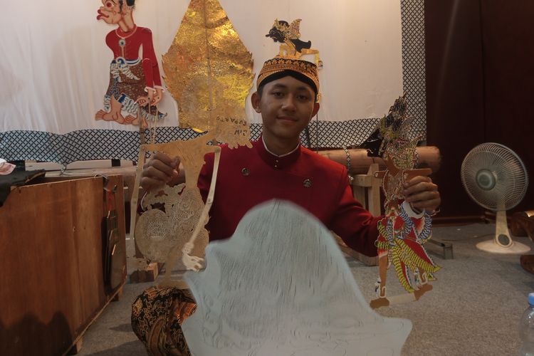 Dari Kulit ke Kertas, Jalan Sunyi Dalang Gen Z Menjaga Wayang di Pekalongan