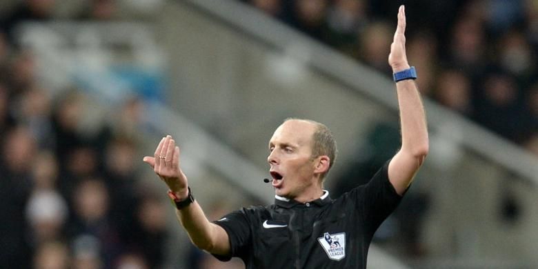 Wasit Mike Dean saat memimpin laga antara Newcastle United dan Manchester United, dalam laga Premier League di Stadion St James Park, 12 Januari 2016.