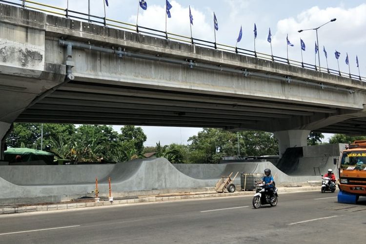 Area bermain skate board di Skate Park, kolong flyover Pasar Rebo, Jakarta Timur, yang sedang dibangun, Jumat (1/11/2019).