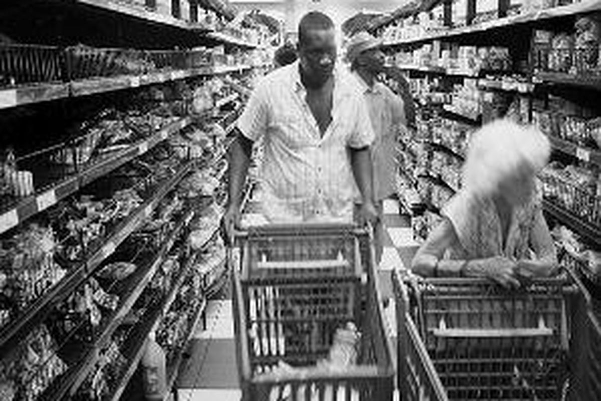 Sebuah pasar swalayan yang menjual produk dengan harga dalam mata uang asing di Harare, Zimbabwe, Senin (8/12). Zimbabwe yang dilanda kolera praktis bangkrut secara ekonomi. Produk menipis dengan tingkat inflasi mencapai 231 juta persen. 