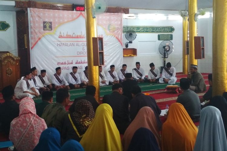 Para warga binaan lapas Makassar yang mengikuti acara wisuda hafal alquran di masjid lapas di Jalan Sultan Alauddin, Kecamatan Rappocini, Makassar, Selasa (25/2/2020).