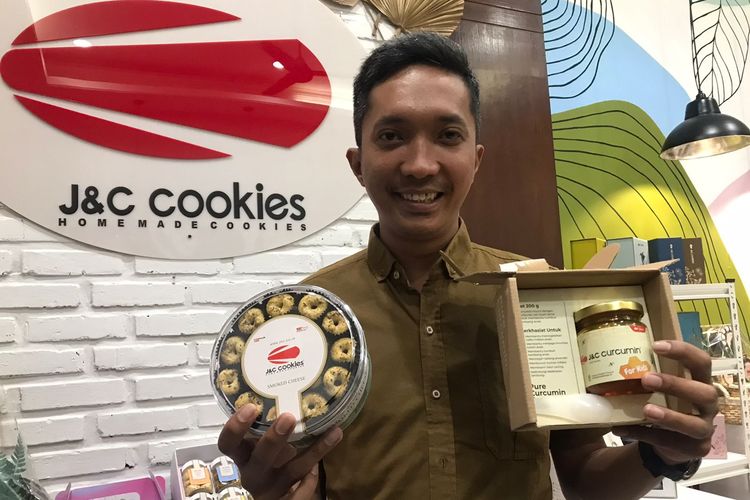 Owner sekaligus CEO J&C Cookies, Jodi Janitra, memperlihatkan hasil inovasi produk terbarunya. 