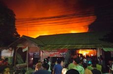 Kebakaran Gudang Rongsokan di Sampang Merembet ke Rumah Warga