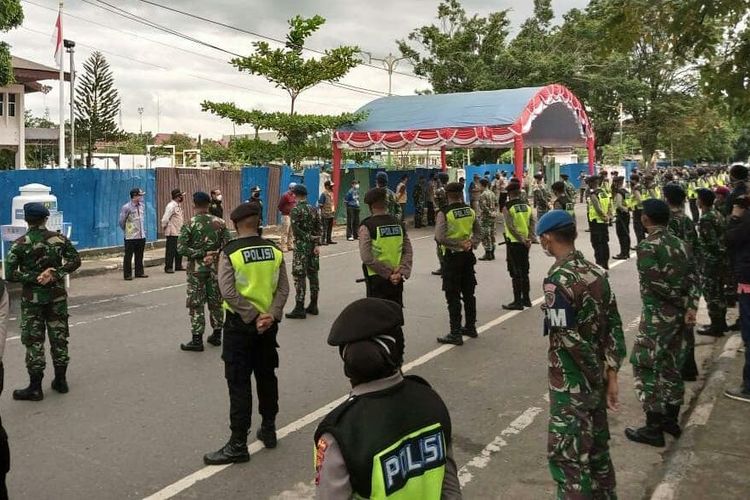 Ratusan petugas gabungan dari TNI, Polri dan Pol PP dikerahkan di sejumlah pasar untuk mengawal pengetatan protokol kesehatan. Para petugas ini dilepas oleh Gubernur Kalsel, Sahbirin Noor, Kamis (28/3/2020).