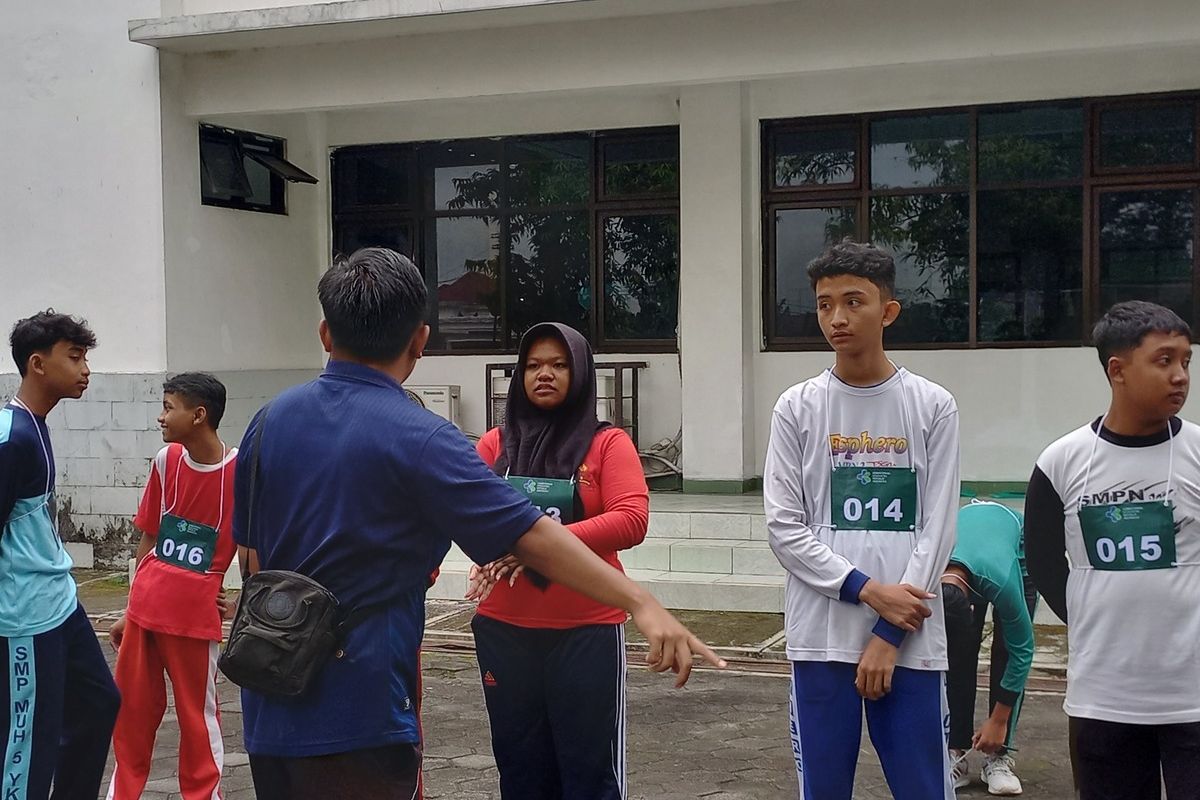 Siswa SR Menengah 19 Sonosewu saat menjalani proses tes kesehatan, Senin (14/7/2025)