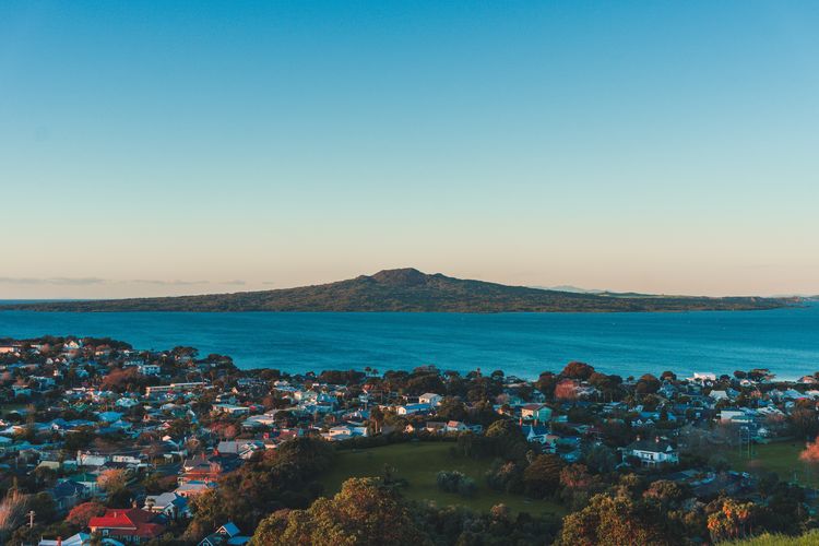 Ilustrasi Rangitoto di Selandia Baru.