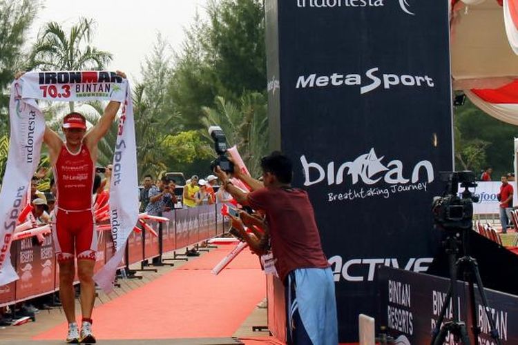 Peserta menuntaskan sesi lari dalam Wonderful Indonesia IronMan 70.3 di Bintan, Kepulauan Riau pada akhir Agustus 2016. Bintan didorong menjadi salah satu tujuan wisata olahraga dengan pasar pelancong asing. Setiap tahun, paling sedikit lima kompetisi dihelat di Bintan dan dihadiri ratusan ribu pelancong asing.

