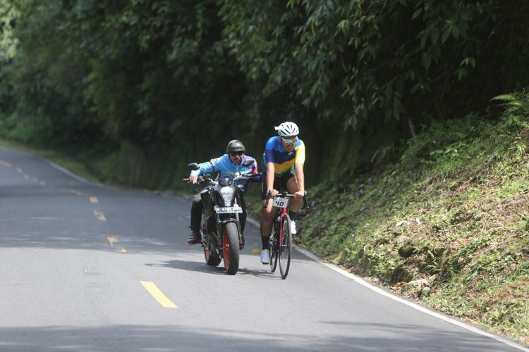 Peserta Cycling De Jabar 2022 yang didorong marshal ketika melalui jalur menanjak di Ciletuh, Sukabumi, Jawa Barat, Sabtu (27/8/2022).