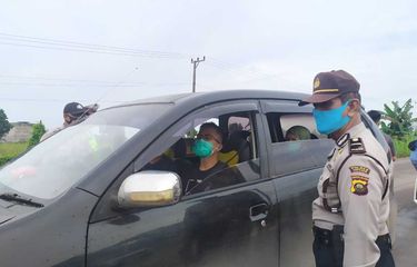 Polisi melakukan razia di bus diperbatasan pintu masuk kota Palembang, untuk mengantisipasi adanya penyusup dalam aksi antisipasi demo Omnibus Law Cipta Kerja, Senin (12/10/2020).