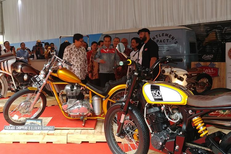 Presiden Joko Widodo menyempatkan untuk menengok motornya sendiri, yang dipajang di pameran Indonesia International Motor Show (IIMS) 2018. 