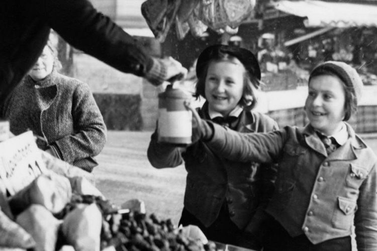 Organisasi pemuda Jerman mengumpulkan sumbangan untuk merayakan Natal pada pada bulan Desember 1938.