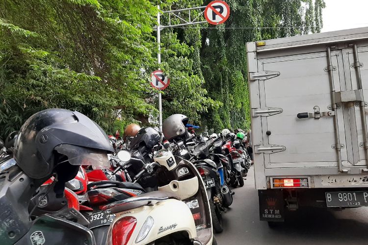 Parkir liar di sekitaran mal yang berada di pusat Jakarta