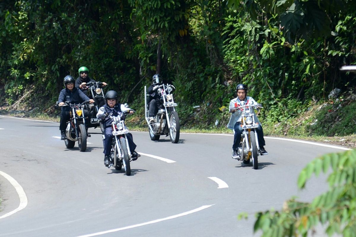 Presiden Joko Widodo dan rombongan bikers saat melakukan touring menggunakan motor chopper miliknya di Sukabumi, Jawa Barat, Minggu (8/4/2018). Di sela perjalanan itu, Jokowi sempat meninjau dua program padat karya yang dikerjakan oleh warga Sukabumi.