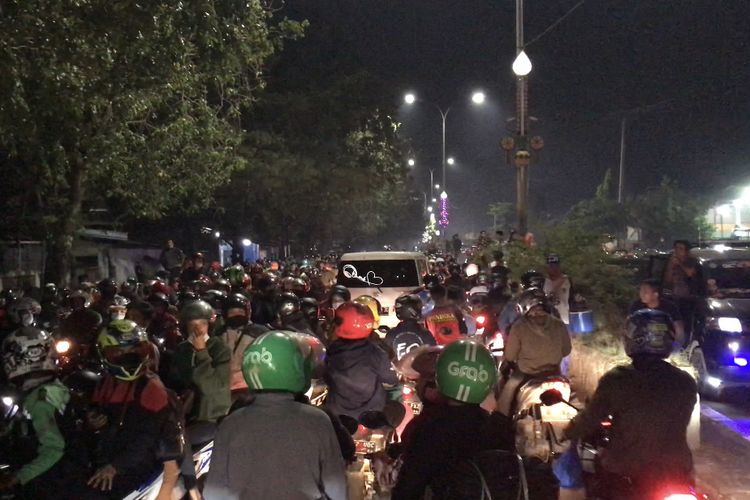 Para pemotor nekat melawan arah di Jalan Raya Pantura, Kedungwaringin, Bekasi jelang penyekatan di perbatasan kabupaten, Karawang, Jawa Barat pada Selasa (11/5/2021) dini hari.