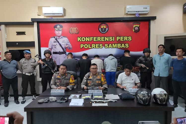 Sebanyak lima remaja pelempar kaca mobil di Kabupaten Sambas, Kalimantan Barat (Kalbar) ditangkap. Kelima pelaku berinsial GN (20), RP (19), RK (19), AX (17), dan AN (17). 