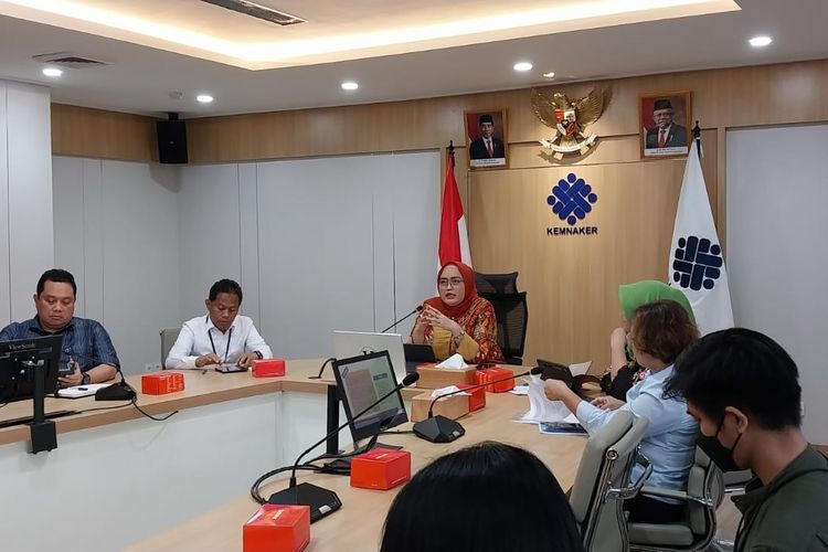 Direktur Jenderal Pembinaan Hubungan Industrial dan Jaminan Sosial Kementerian Ketenagakerja Indah Anggoro Putri memberikan sosialisasi terkait Permenaker No.5/2023 di Kantor Kemenaker Jakarta, Jumat (17/3/2023).