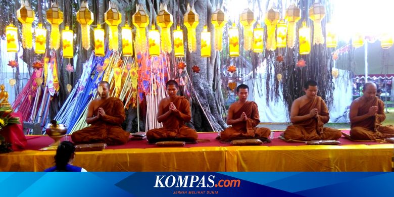 Sambut Waisak Umat Buddha Khidmat Semayamkan Air Suci Di Candi Mendut