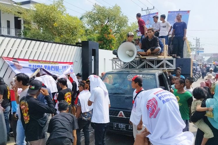 Ribuan petani menggelar aksi dukungan maju Pilkada di depan rumah tokoh petani bawang merah Benny Santoso di Desa Keboledan, Kecamatan Wanasari, Brebes Jawa Tengah, Kamis (9/5/2024). 