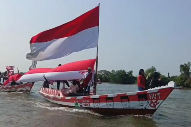 Meriahkan HUT ke-81 RI, Nelayan Gresik Bentangkan Bendera Merah Putih 45 Meter di Bengawan Solo
