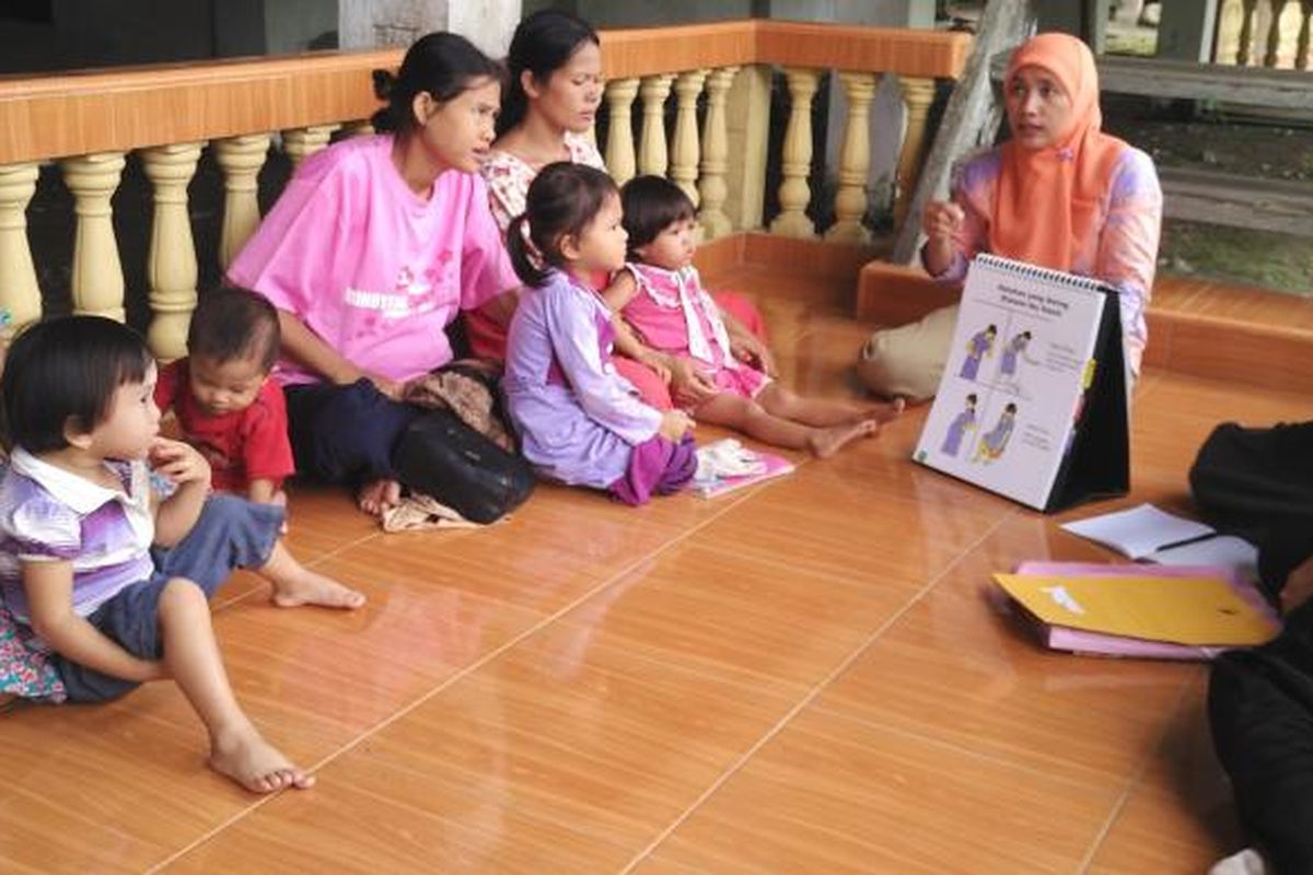 Para ibu hamil bukan hanya diperiksa kondisi kehamilannya, tapi juga diberikan penyuluhan untuk menjaga kesehatan ibu hamil dan janinnya.