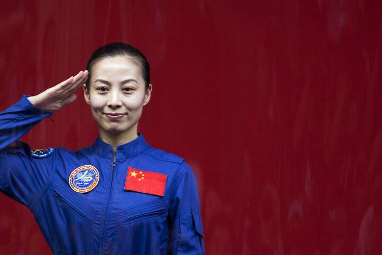 Astronot wanita China Wang Yaping memberi hormat saat dia diperkenalkan kepada media di pusat peluncuran satelit Jiuquan dekat Jiuquan di provinsi Gansu China barat, Senin, 10 Juni 2013.
