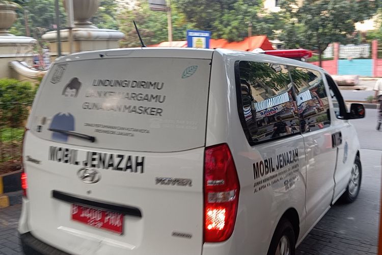 Mobil jenazah keluar dari lokasi penemuan mayat di Kemayoran, Jakarta Pusat, Kamis (30/5/2024)