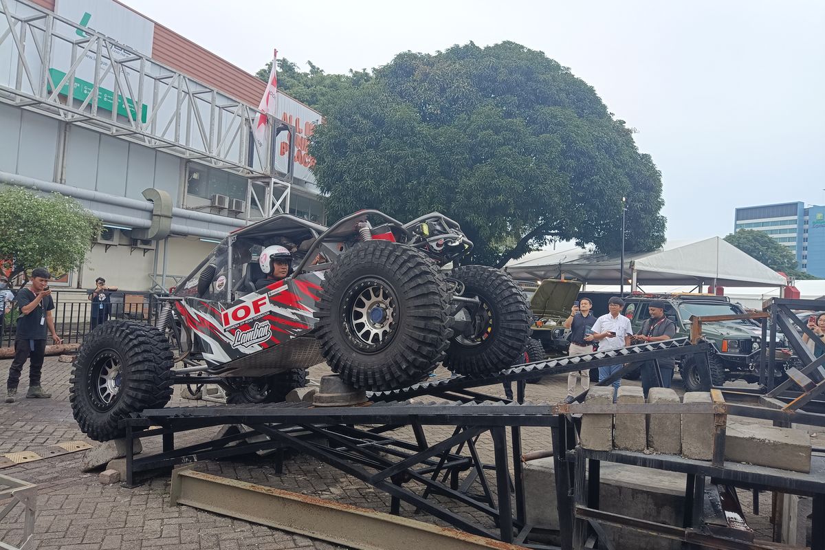 Kegiatan seru di booth IO IIMS 2023, bisa coba naik mobil tubular rock crawling