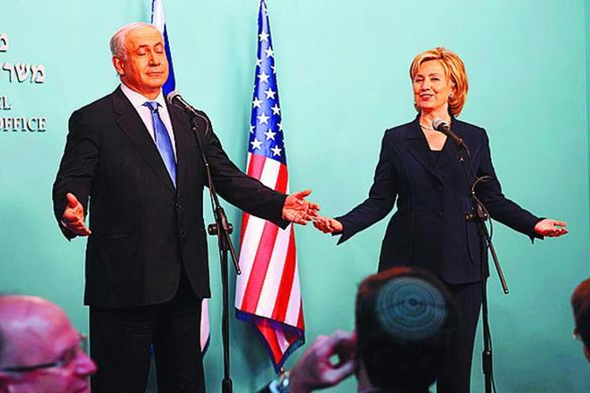 Menteri Luar Negeri AS Hillary Clinton dan Perdana Menteri Israel Benjamin Netanyahu bercanda saat jumpa pers di Jerusalem, Israel, Sabtu (31/10).