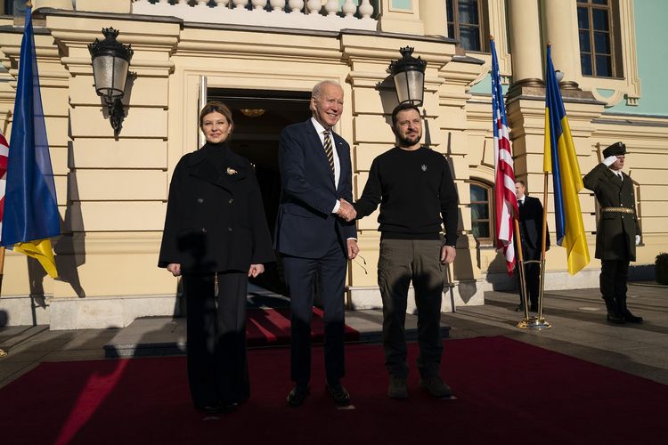 Presiden Amerika Serikat Joe Biden (tengah) bertemu dengan Presiden Ukraina Volodymyr Zelensky (kanan) dan ibu negara Ukraina Olena Zelenska (kiri) di Istana Mariinsky, Kyiv, dalam kunjungan dadakan pada Senin (20/2/2023).